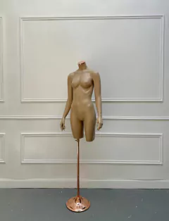 TORSO DAMA CON BRAZOS BASE REPUJADA COBRE