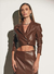 Blazer cropped poliuretano com ombreira sommer