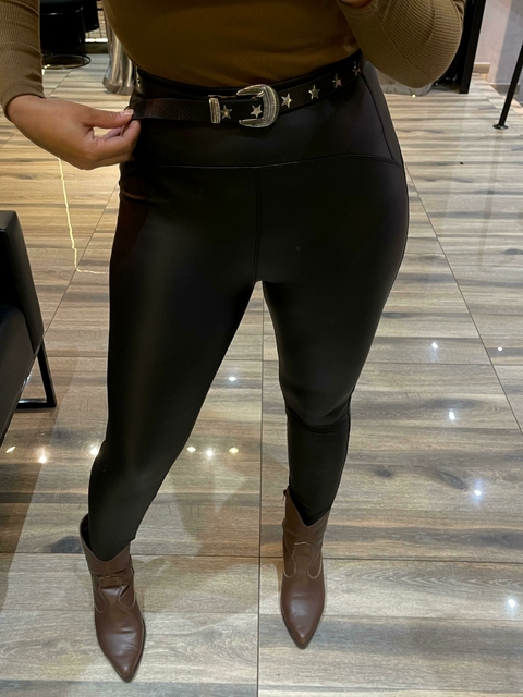 Calça skinny couro eco forrada