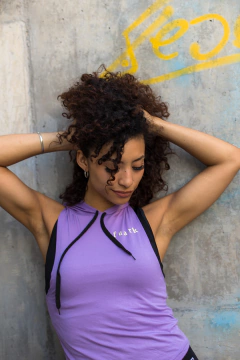 Musculosa Con Capucha Hoodie Woman Cross Violet Fuark - comprar online