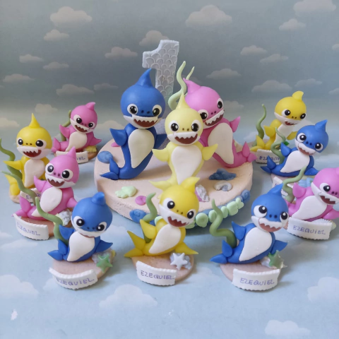 Adorno Torta Baby shark y 10 souvenirs