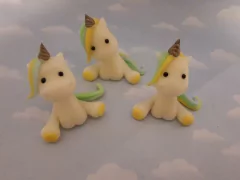 Souvenirs 10 Unicornios Porcelana Fria en internet