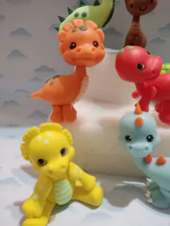 Adorno de torta 3 dinosaurios - Nubecitas