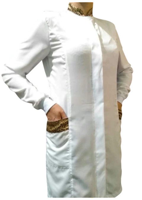 Jaleco OXFORD branco com detalhes de oncinha - PP - comprar online