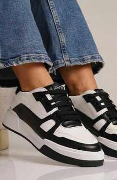 STRIDE Negro/Blanco en internet