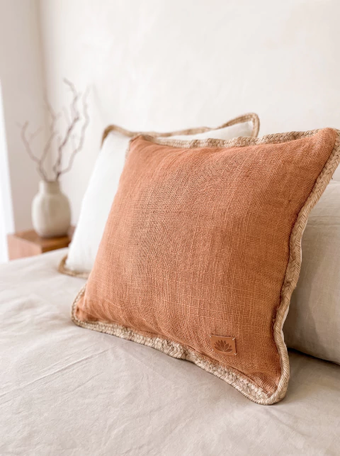 ALMOHADÓN CON CINTA DE YUTE - Lotusdeco