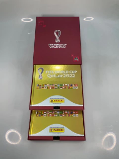 CAIXA COM 2 ALBUNS DE FIGURINHAS OURO COPA QATAR 2022 COMPLETOS na internet