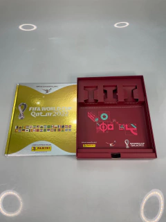 Imagem do CAIXA COM 2 ALBUNS DE FIGURINHAS OURO COPA QATAR 2022 COMPLETOS