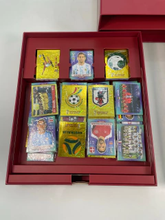 CAIXA COM 2 ALBUNS DE FIGURINHAS OURO COPA QATAR 2022 COMPLETOS - CAMISAS FAN CLUBE