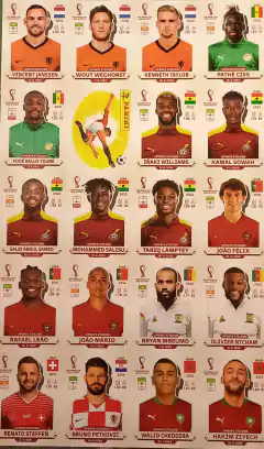 CAIXA COM 2 ALBUNS DE FIGURINHAS OURO COPA QATAR 2022 COMPLETOS