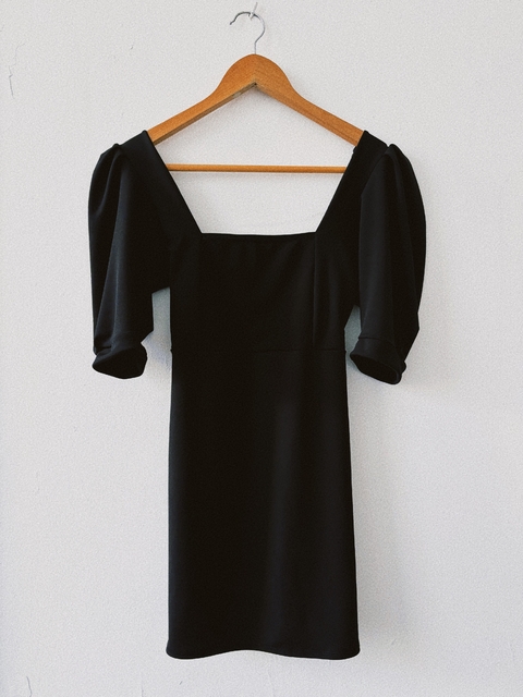 Vestido escote recto , manga princesa y cadenita