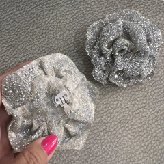 Par de acessórios Ariadne - Flor prata - com ganchos na internet