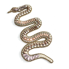 Aplique bordado termocolante com pedrarias Cobra Strass