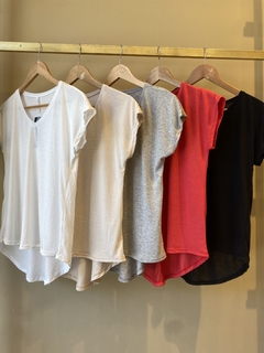 REMERA BASIC CUELLO V ALGODON IMPORTADO - tienda online