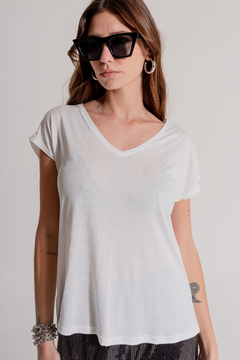 Imagen de REMERA BASIC CUELLO V ALGODON IMPORTADO
