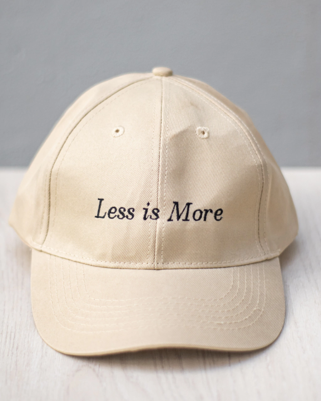GORRA LESS IS MORE