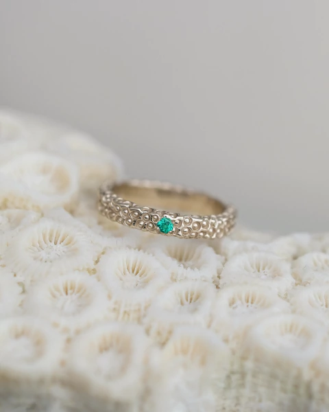 Anillo Coral | Oro 18k Blanco & Esmeralda - comprar online