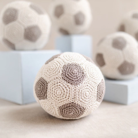 PELOTA TEJIDA CON SONAJERO