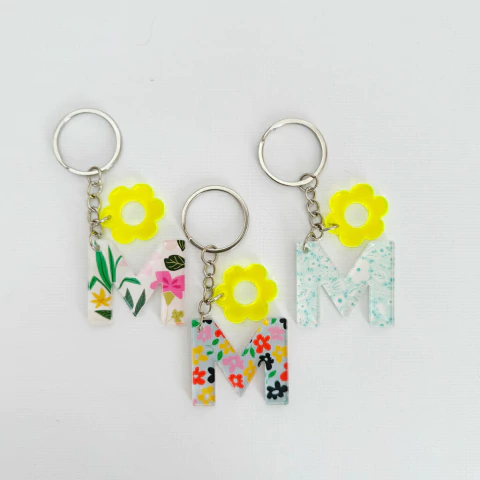 LLAVEROS INICIALES FLORES MULTI - comprar online