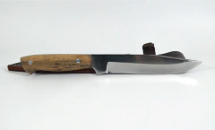 Vista de perfil del cuchillo artesanal Modelo Uruguay mostrando la hoja de acero inoxidable de 17 cm y cacha de madera de Guayubira