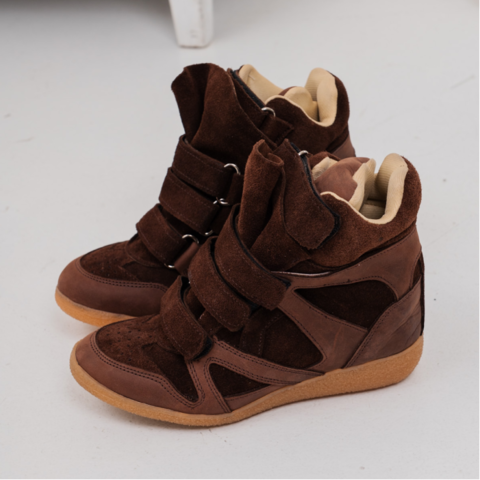 Vista principal de sneaker Mara color chocolate – cuero 100%