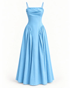 Vestido Maite azul claro com alças finas, decote reto e saia rodada com pregas