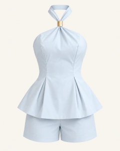 Conjunto feminino azul claro com blusa peplum e short de alfaiataria com detalhe metálico dourado no pescoço