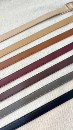 CINTO FINO FIVELA QUADRADA