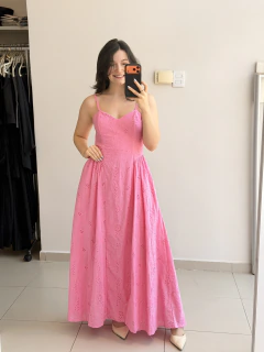 Mulher sorridente vestindo vestido longo rosa de laise com alças finas, tirando selfie em espelho