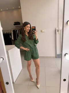 Mulher tirando selfie em frente ao espelho usando conjunto verde de camisa over e short de lastex