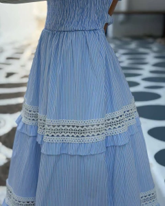 Detalhe do vestido Santorini azul claro com listras finas brancas, babados e aplicação de guipir branco