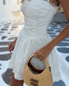 Vestido curto branco em laise de algodão com bordado delicado, alças finas e saia rodada