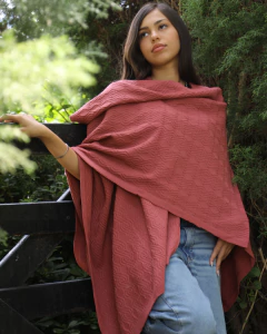 Ruana de lana rombos rosa viejo - comprar online