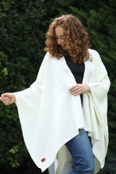 Ruana de lana panal off white en internet