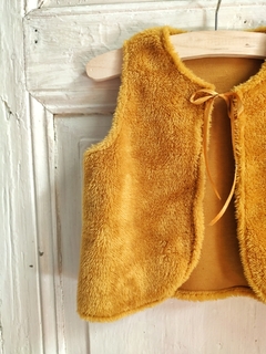 Chaleco SIBILA •beba• (mostaza) - comprar online