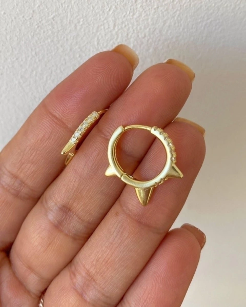 ARGOLLAS DORADAS LABRADAS CON CIRCONES 2CM