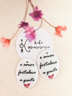 Pingente em porcelana “O amor fortalece a gente” - comprar online