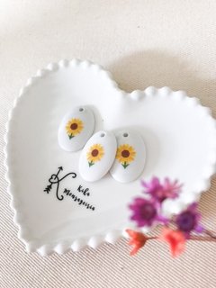 Pingente em porcelana "Girassol" 1,8cm na internet
