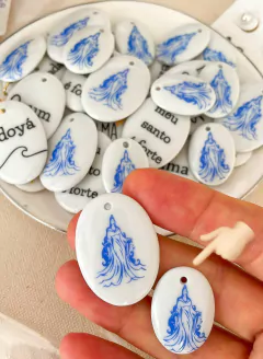 Pingente em porcelana oval menor "Iemanjá" - comprar online
