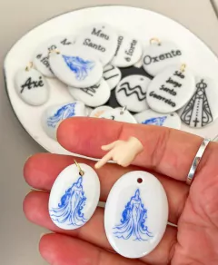 Pingente em porcelana oval menor "Iemanjá" na internet