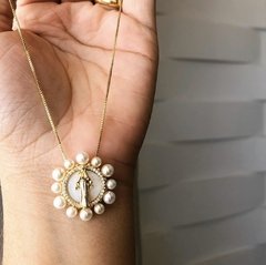 Cl 0105-1: Colar banho outro, pingente Nossa Senhora pérolas e zircônias. (50cm). - comprar online