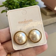 Br 0798-1: Brinco meia esfera perolada com moldura banho ouro. Semijoia.