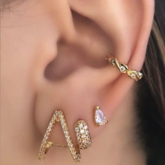 Br 0234-2: Brinco gancho cravejado. Semijóia. - comprar online