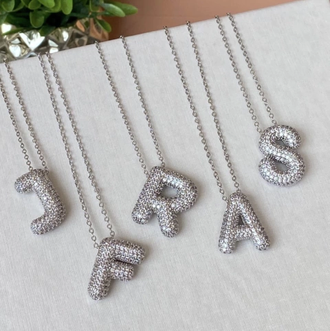 Cl 0320: Colar com letra cravejada. Semijoia.