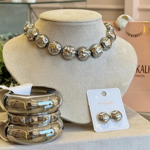 Cl 0336-1: Colar esferas amassadas.