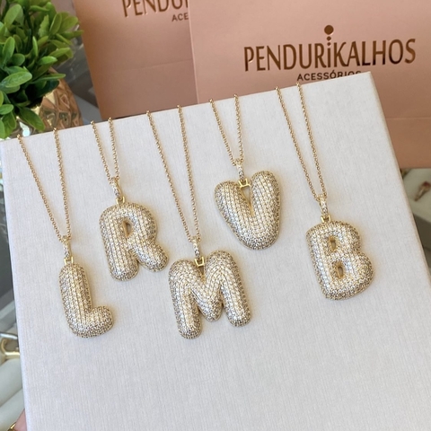 Cl 0323-1: Colar maxi letra cravejada. Banho ouro.