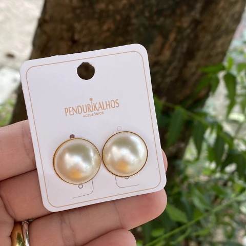 Br 0685-1: Brinco botão perolado. Semijoia.