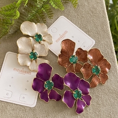 Br 0657-1: Brinco flor esmaltada. Semijoia.