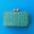 Clutch Verde com Madeira na internet