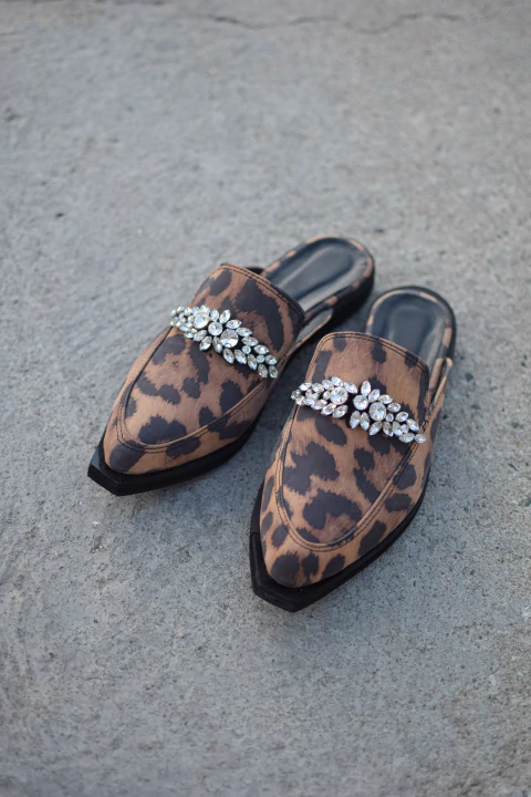 thor mule cuero animal print